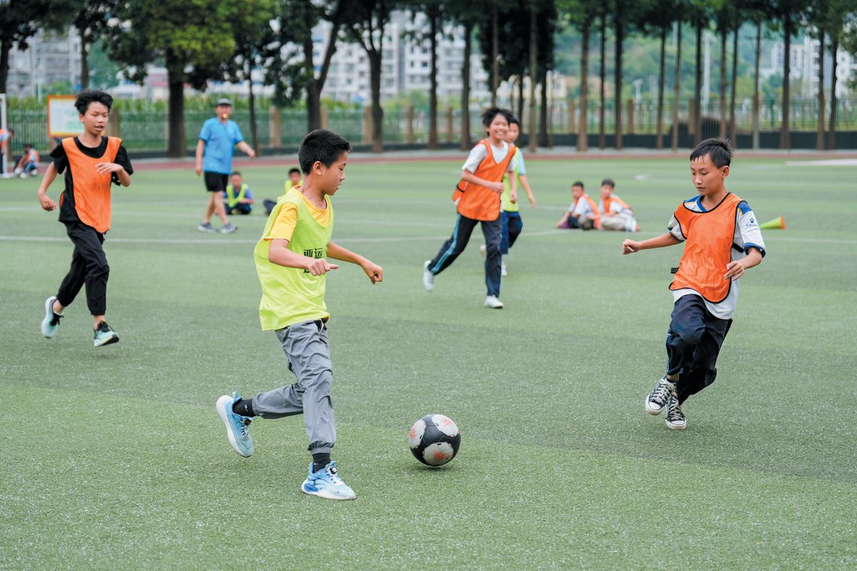 小学足球场小场地对抗赛