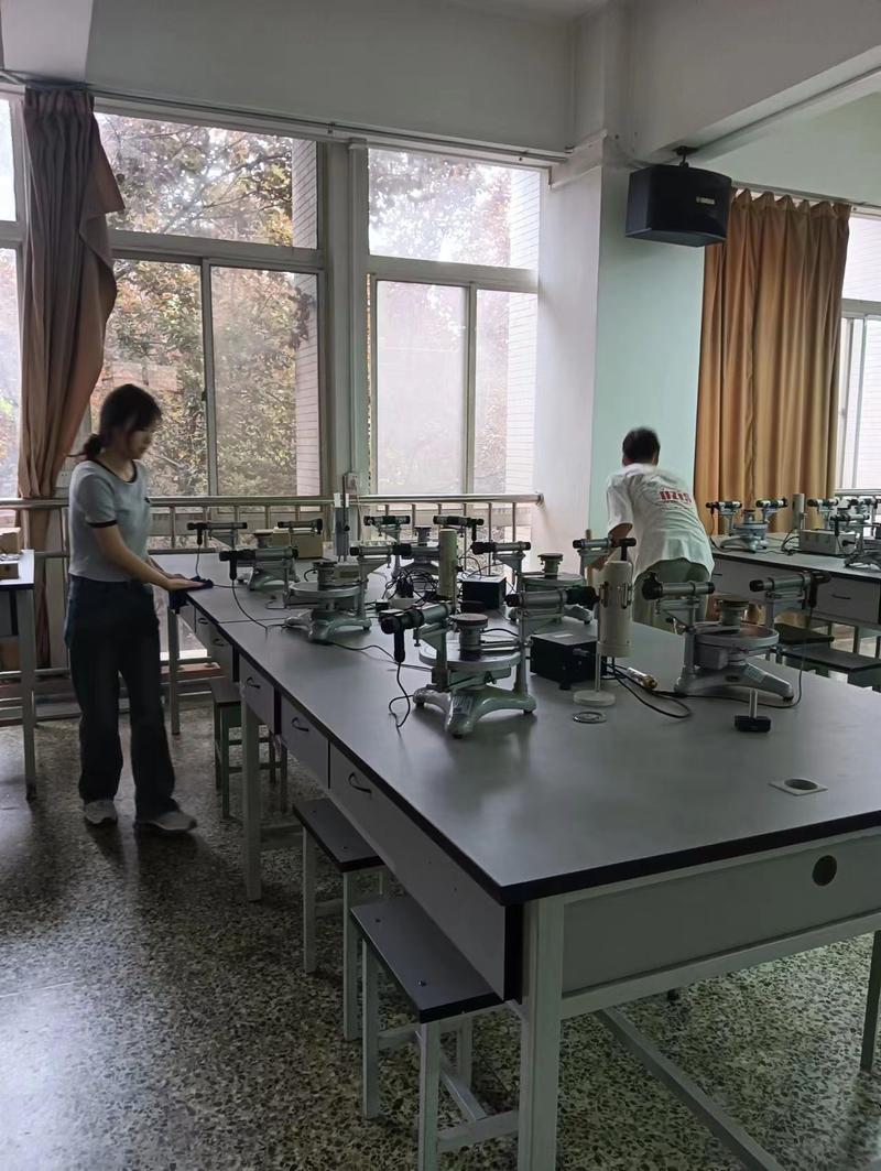 高校科研助理整理实验器材