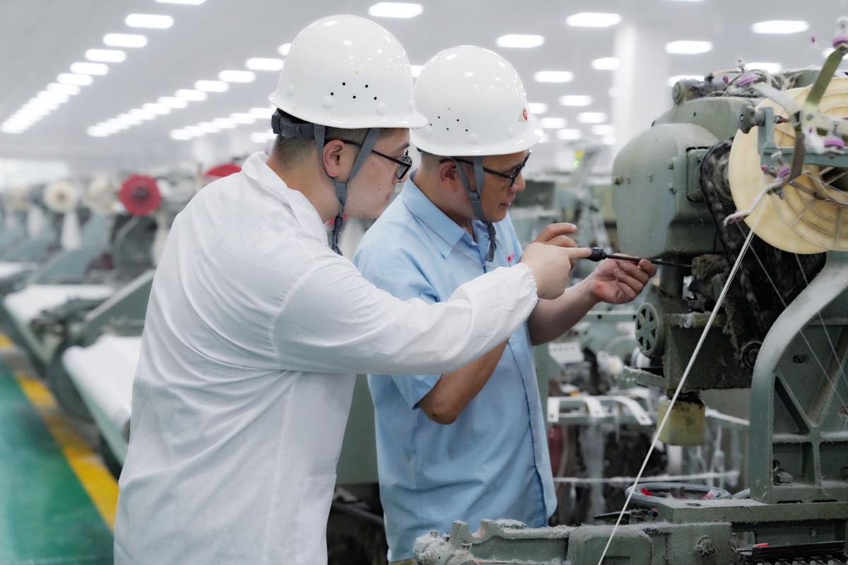 制造工厂工业服务工程师上门维护设备场景