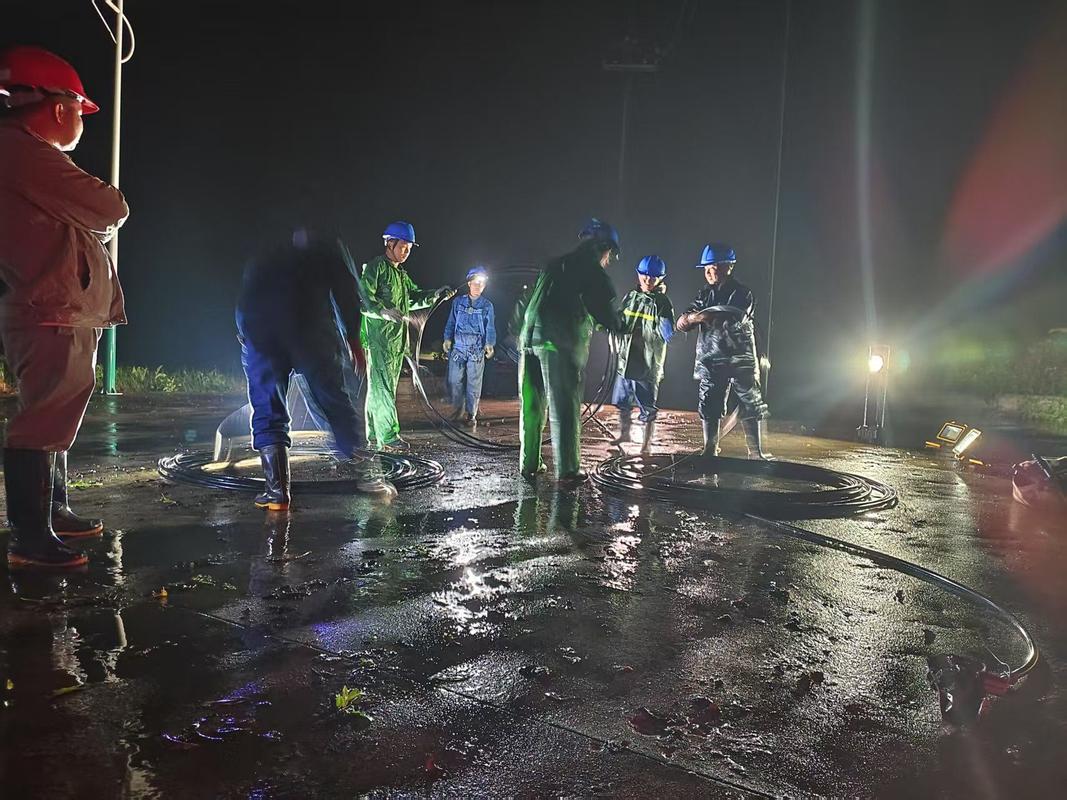 工业人深夜车间抢修现场照