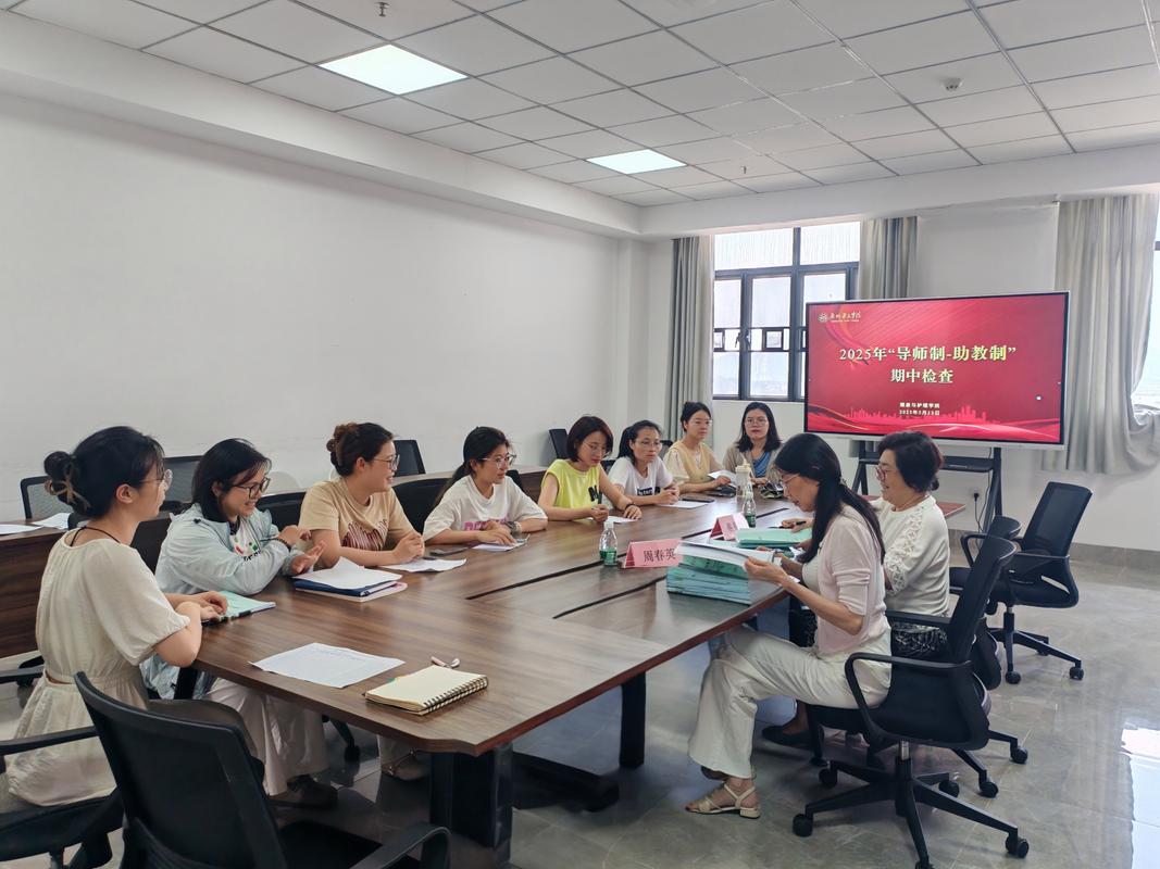 城乡教师结对共同研讨教学问题温馨场景