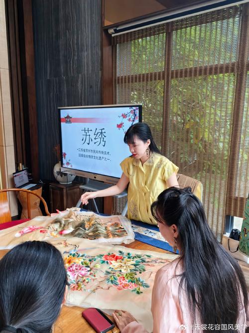苏州镇湖苏绣非遗传承人手工劈丝线工作台