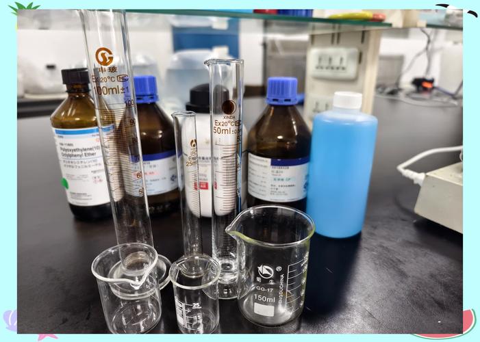 多种工业清洗剂样品瓶排列在实验室测试台上，标签清晰可见