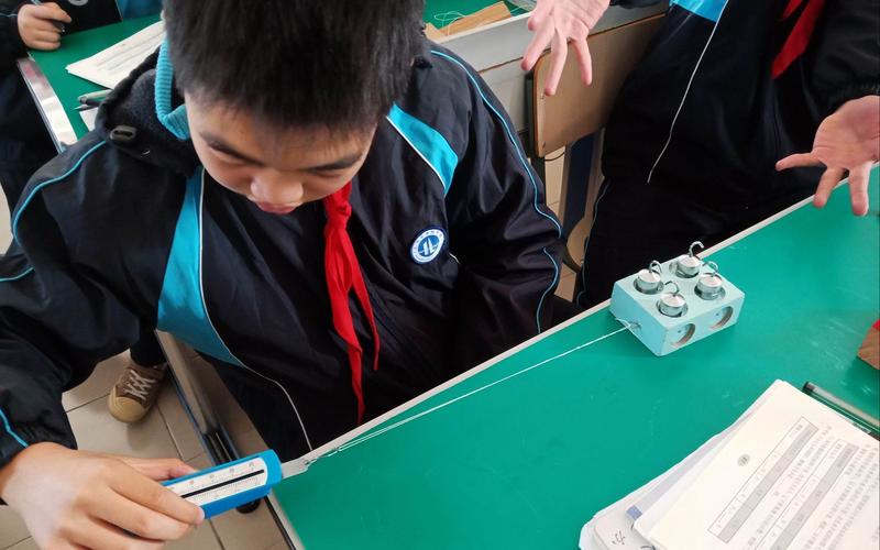 中学物理课上学生上台模拟拔河测量摩擦力
