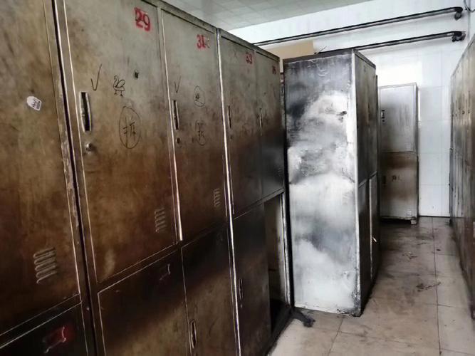 研究所档案室铁皮柜落灰照片