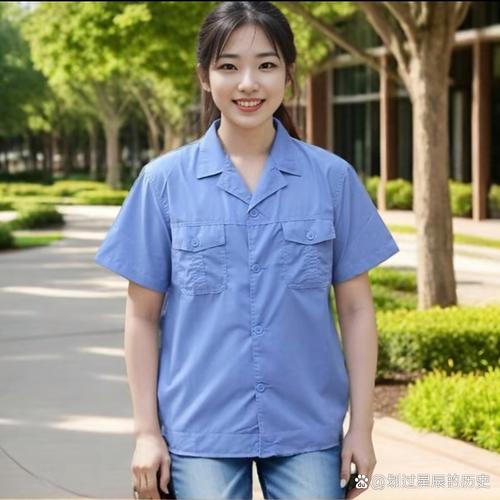 一位身穿工装背带裤的妈妈在工厂更衣室里对着镜子做深呼吸,墙面挂着安全帽,窗外透进傍晚的阳光