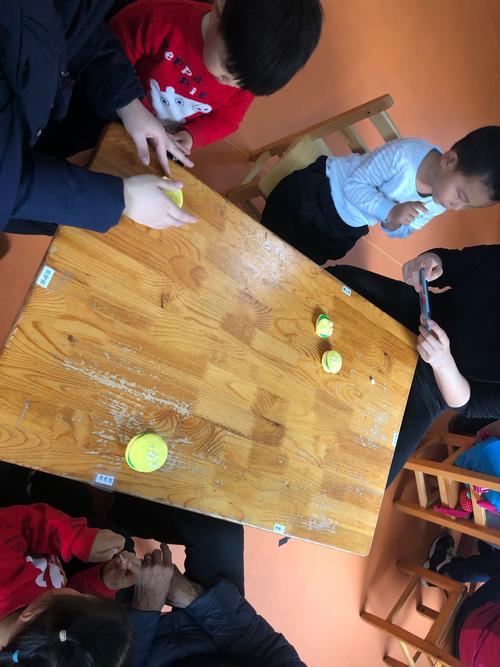 家庭餐桌上亲子玩找陷阱小游戏场景