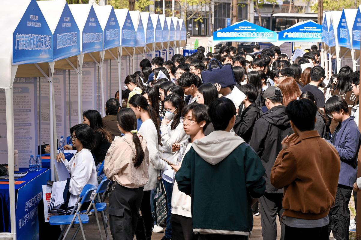 高校毕业生招聘会人山人海
