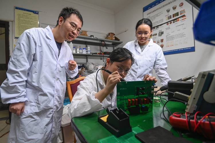 高校科研人员在实验室用精密仪器合成材料