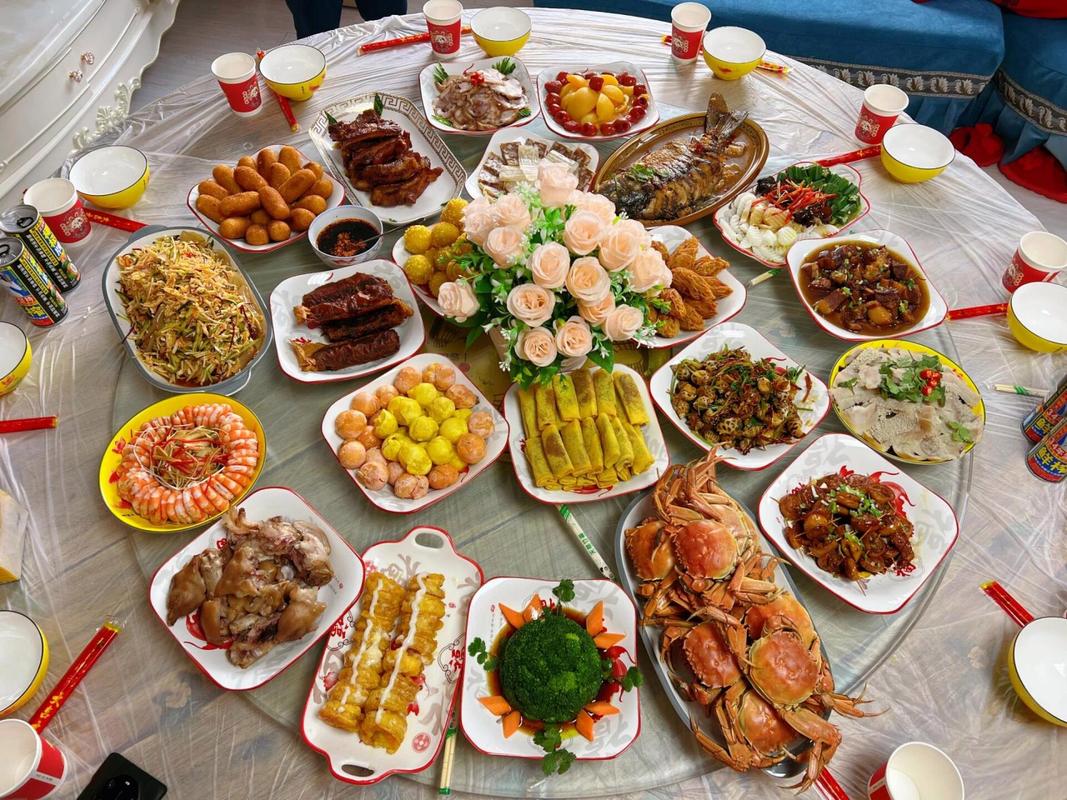 节假日家庭团圆聚餐满桌饭菜实拍