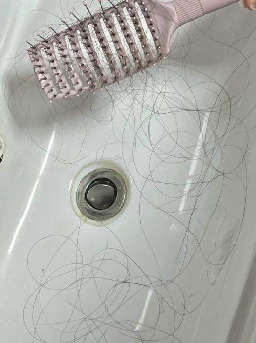 宝妈梳子上沾满掉发的实拍照片