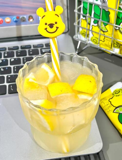 夏日办公桌上摆着的淡香水与冰柠檬水