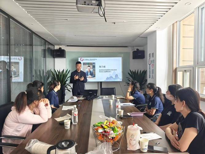 职场中领导力培养，年轻员工主动主持团队早会
