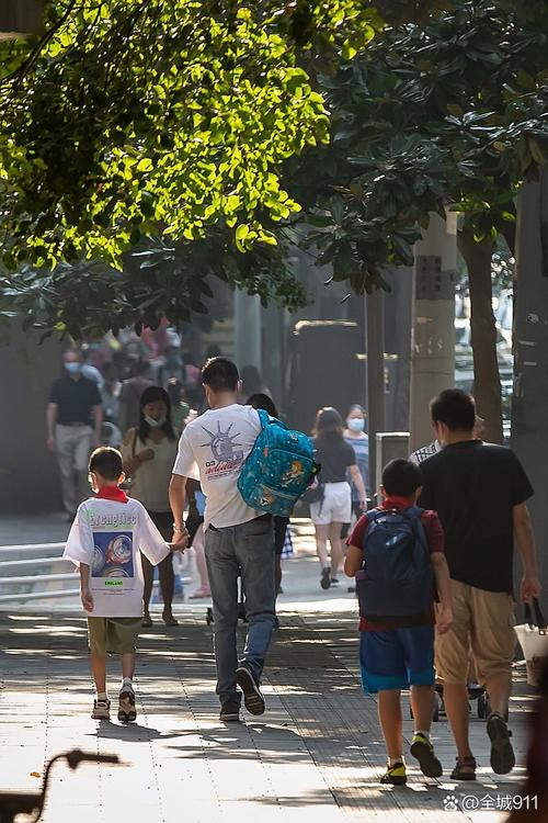 小学放学巷口祖孙散步实拍