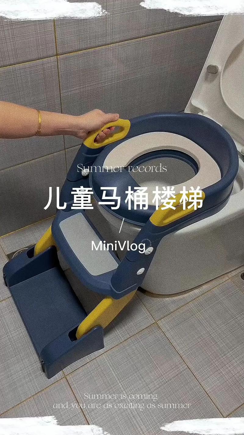 18个月宝宝扶着儿童马桶自主站立的居家场景