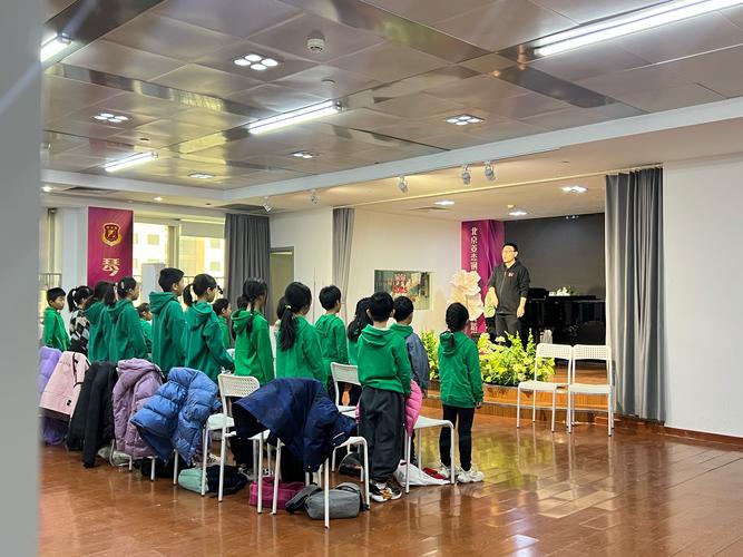 小学合唱团日常排练场景