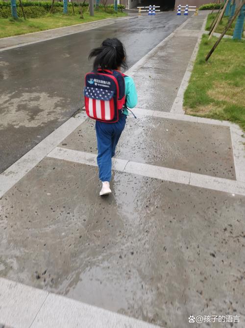 乡村孩子雨天走山路上学的背影