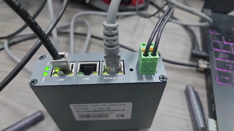 工业现场Modbus网关连接PLC实拍图