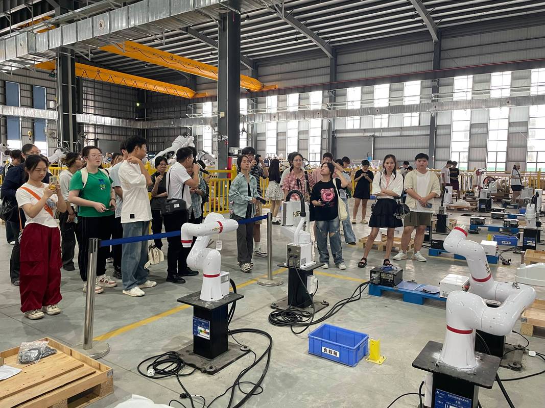 企业技术专家在职业院校实训车间指导学生