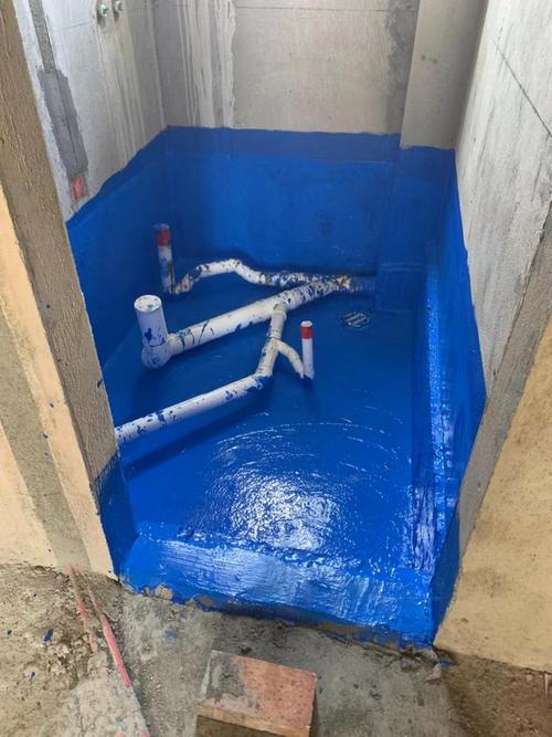装修工人涂刷卫生间防水涂料现场实拍