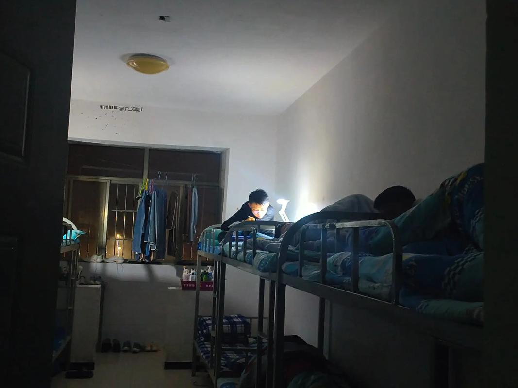 工厂男工宿舍床头手电筒看书