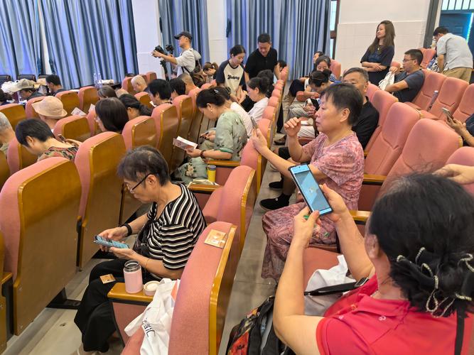教师培训现场玩手机场景纪实