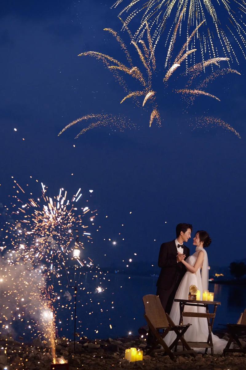 纪实婚纱照夜晚河边放烟花