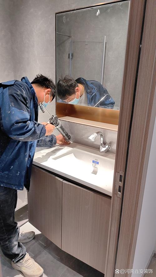 装修工人安装卫生间一体盆现场图