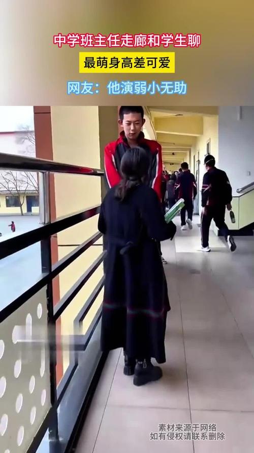 中学走廊班主任和蹲在地上的学生说话场景