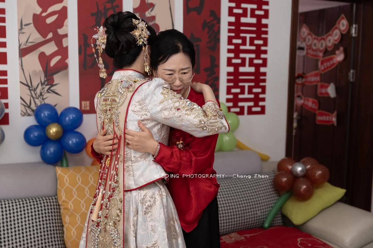 婚礼仪式上姐妹团在新娘入场时感动落泪