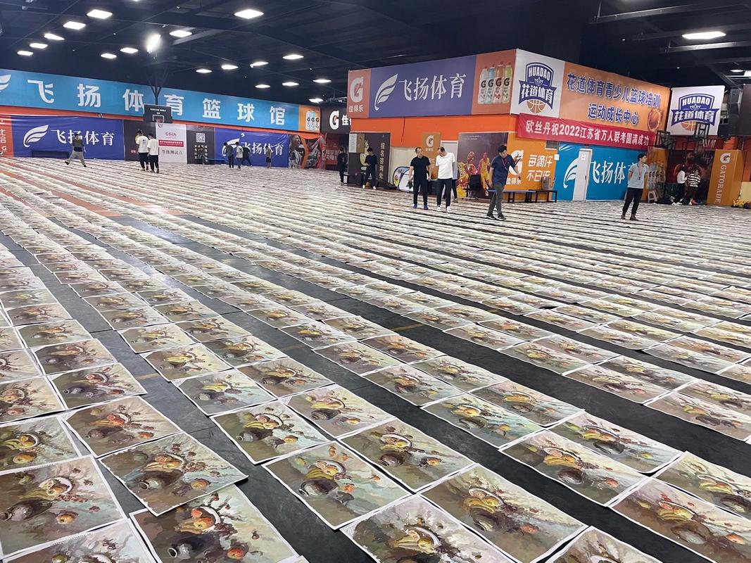 美术统考阅卷现场,成千上万张考卷铺在地上