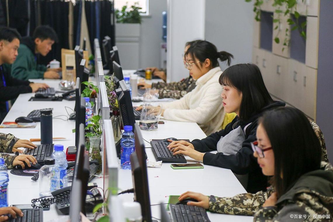 大学生创业孵化器办公室里熬夜工作的场景