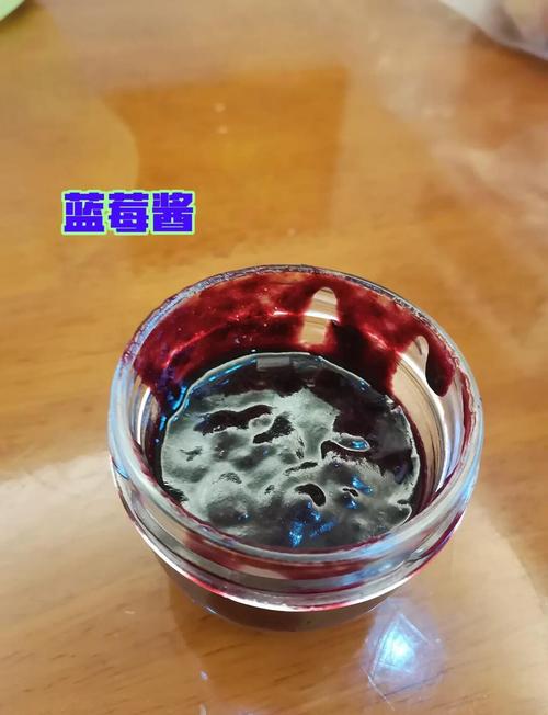 五岁小孩厨房拧蓝莓果酱玻璃瓶盖实拍