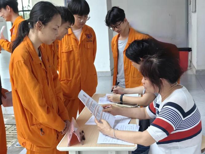 教师指导学生修改留学简历场景