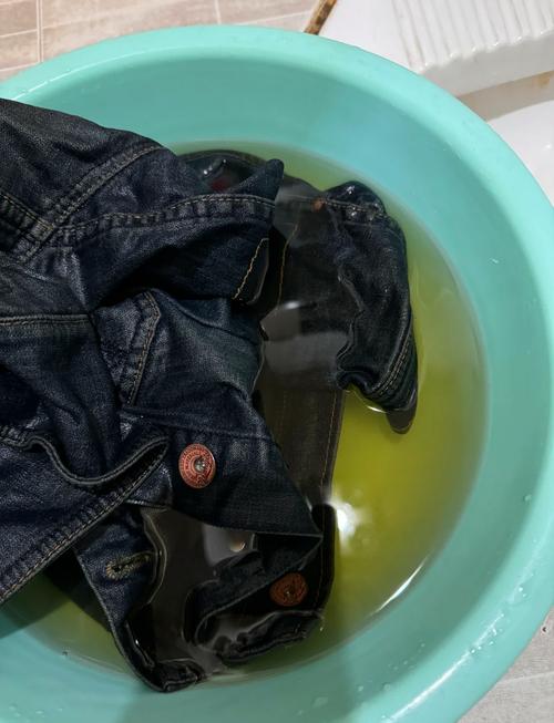 阳台错误晾晒褪色牛仔外套实拍