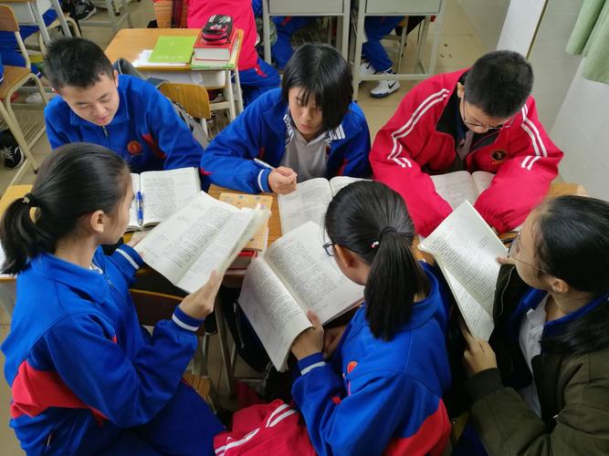 初中翻转课堂小组讨论教学现场图