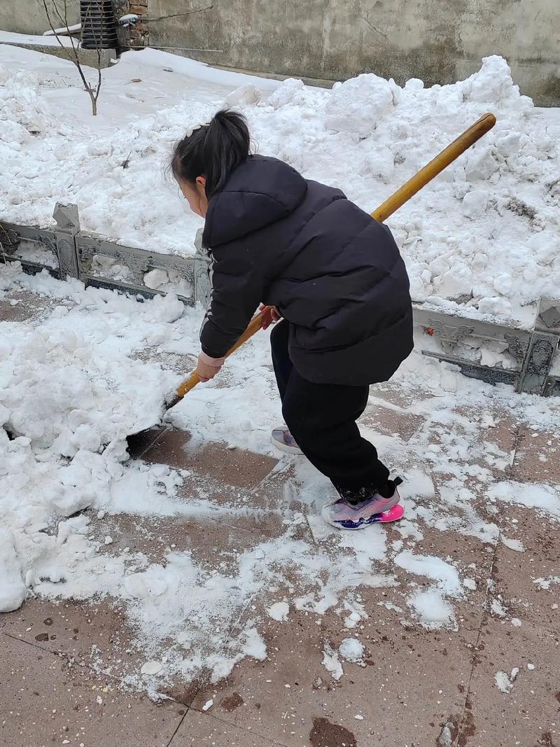 妈妈与幼儿在厨房地板上玩面粉模拟下雪场景