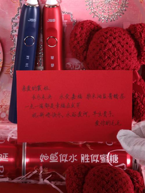 婚礼后新人翻看心愿卡 相册里夹着祝福卡片