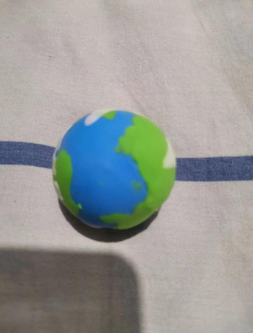 孩子用彩泥制作地球板块运动模型