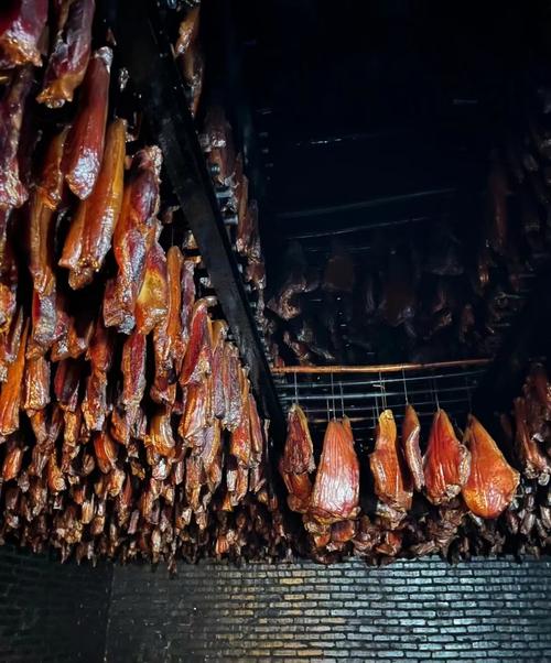 南漳荆山农户房梁悬挂的南漳腊肉