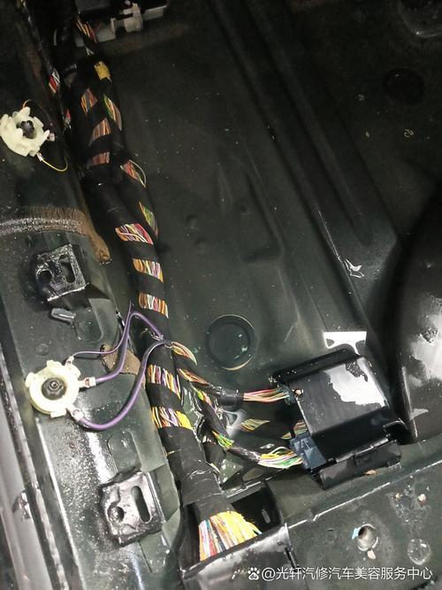 汽车主驾地板下进水腐蚀的防盗模块针脚