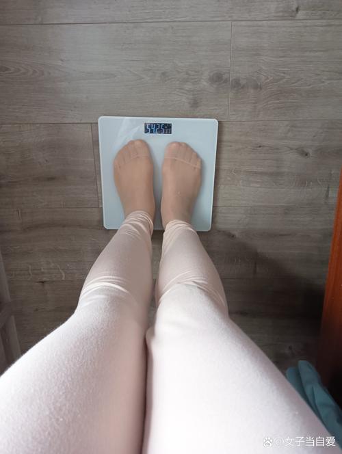 减肥女生盯着体重秤数字崩溃的居家实拍图