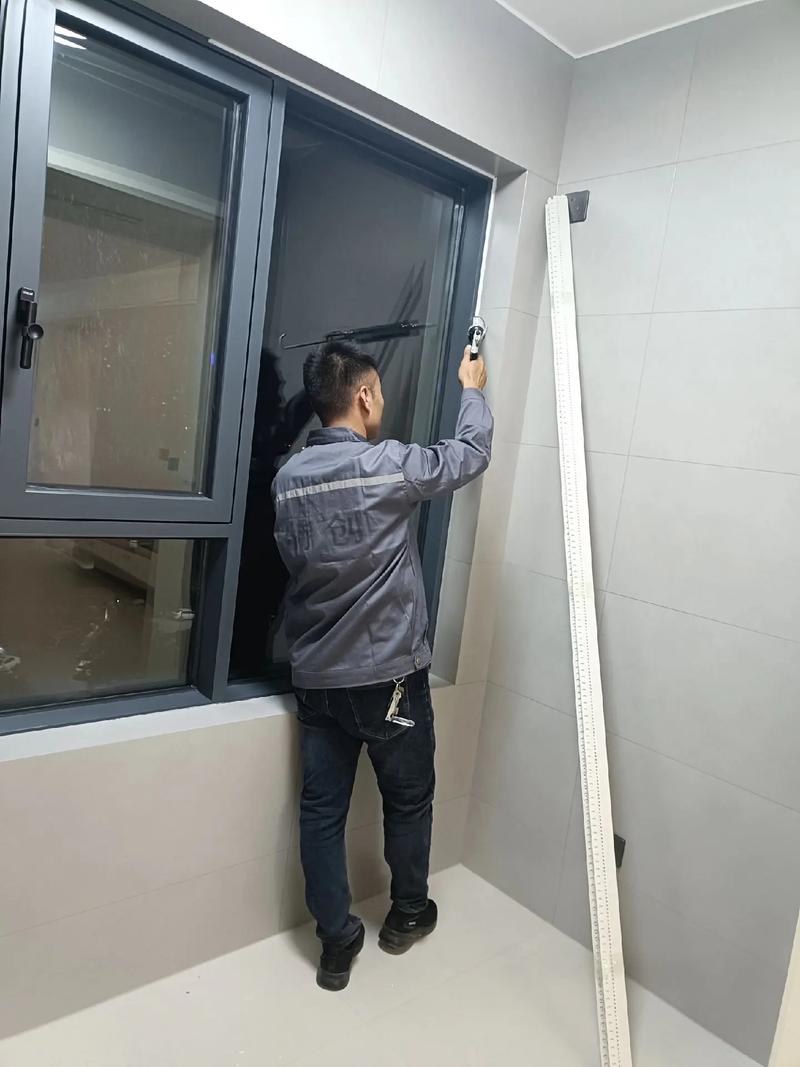 装修师傅正在给窗户框打结构胶细节图
