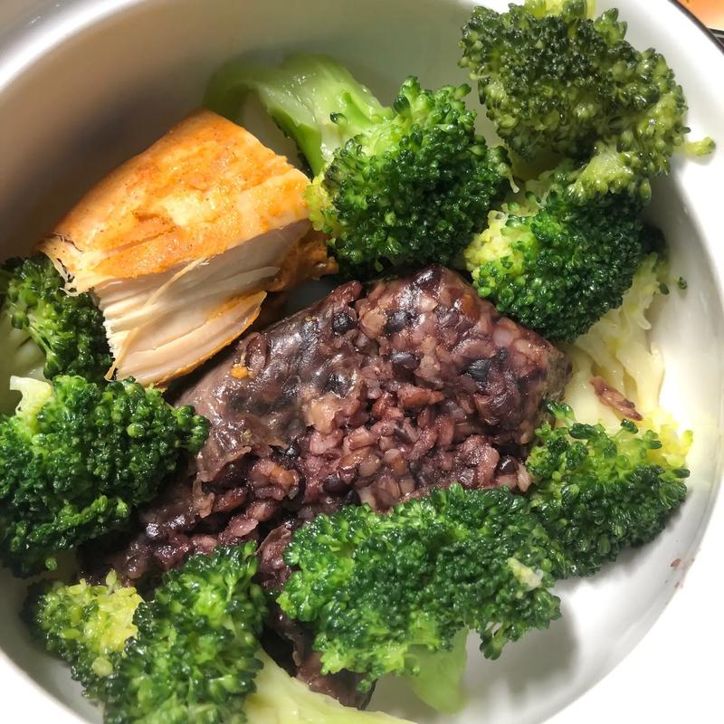 增肌期干净饮食餐盘鸡胸肉糙米饭西兰花摆拍