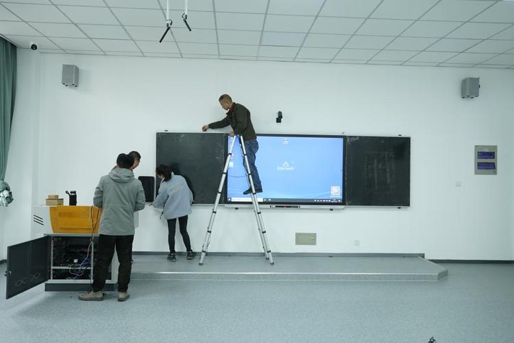 教师深夜在电脑前利用电子白板配套软件制作互动课件