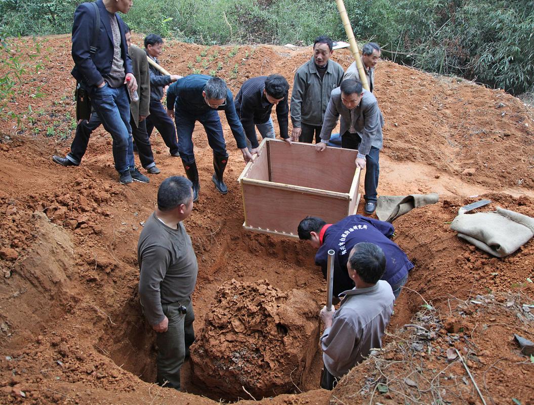 农村山地挖宅基地挖出古墓葬现场