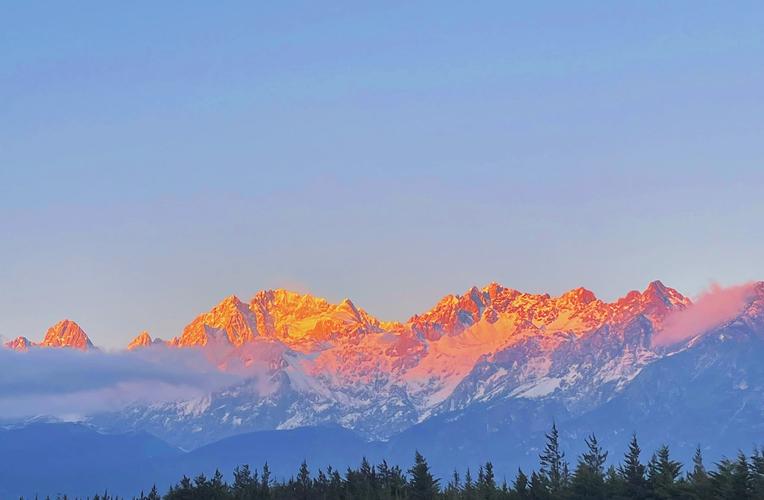 中国云南省丽江市玉龙雪山日照金山