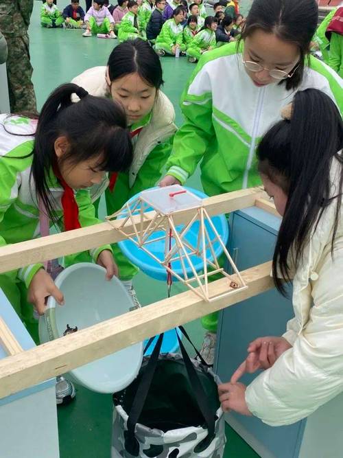 小学科学课桥梁承重项目小组讨论实景