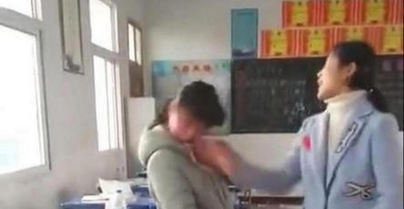 班主任冷漠面对学生打架现场