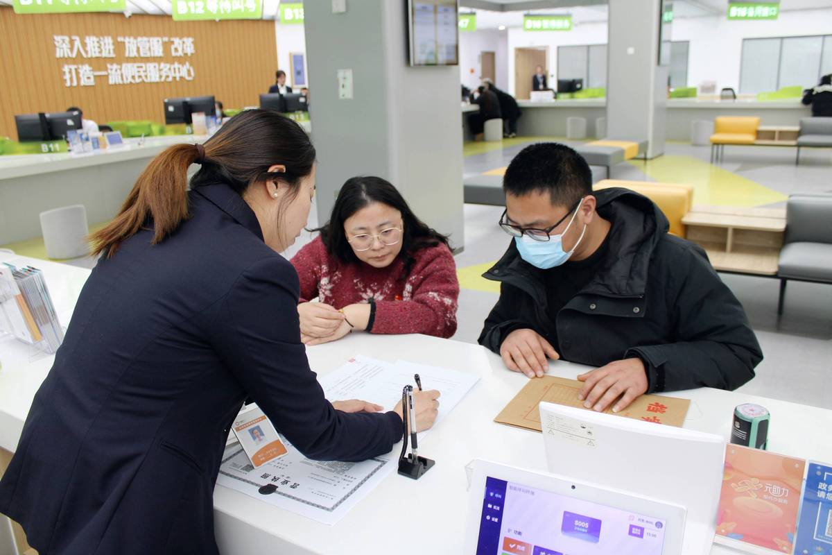 南京保障房申请窗口群众咨询场景